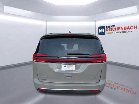 Used 2023 Chrysler Pacifica Limited FWD image 5