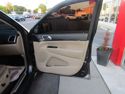 Used 2019 Jeep Grand Cherokee Limited AWD/4WD image 10