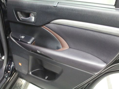 Used 2017 Toyota Highlander Limited Platinum image 30