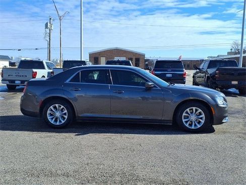 Used 2019 Chrysler 300 Touring image 2