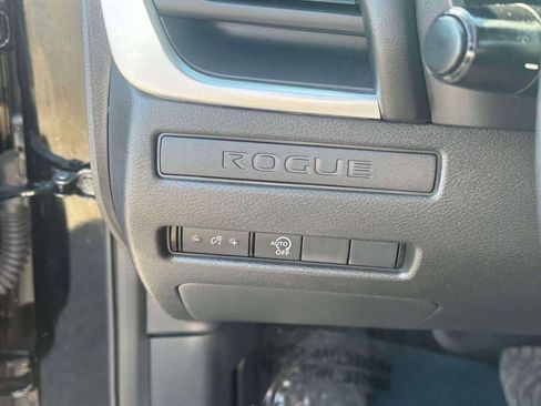 Used 2025 Nissan Rogue S AWD/4WD image 19