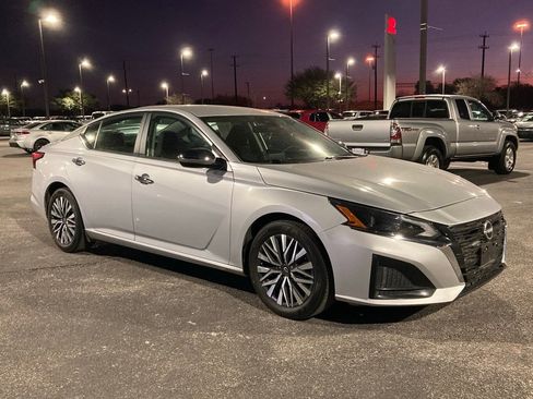 Used 2024 Nissan Altima 2.5 SV image 3