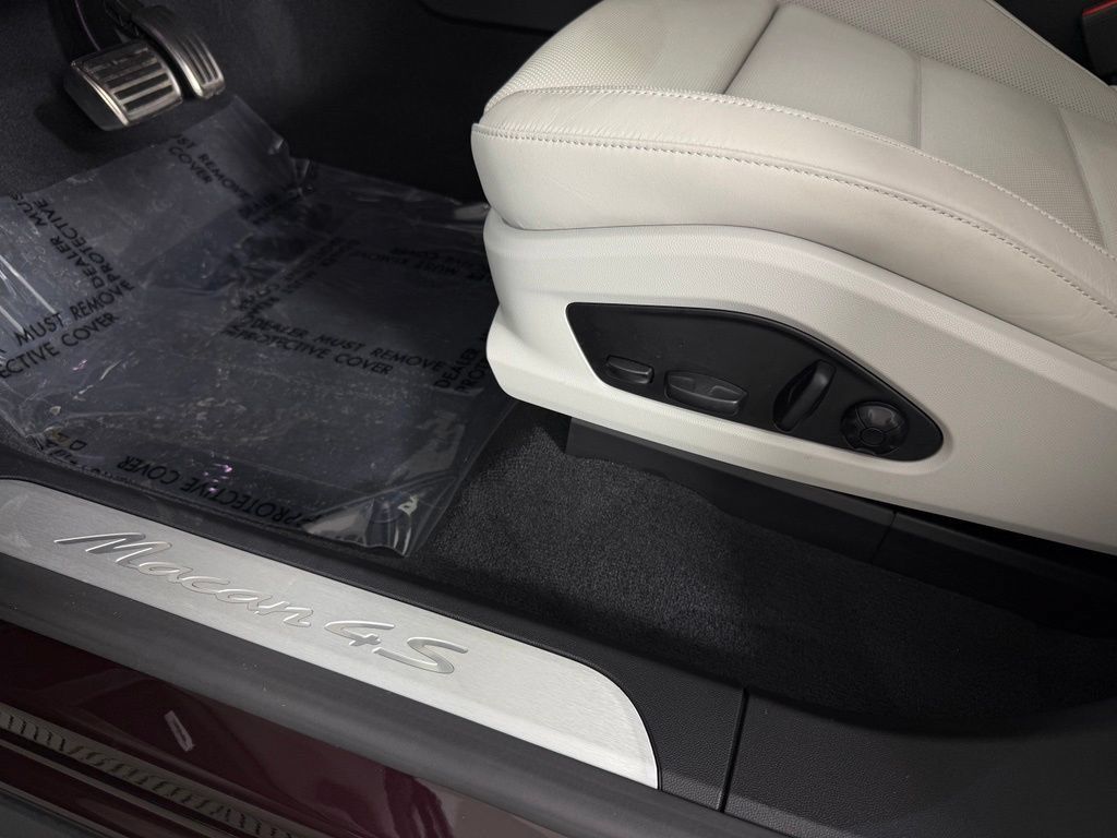 Certified 2025 Porsche Macan 4S Electric AWD/4WD image 22