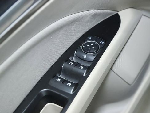 Used 2017 Ford Fusion SE w/ Fusion SE Technology Package image 16