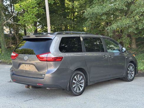 Used 2018 Toyota Sienna XLE w/ XLE Navigation Package AWD/4WD image 6