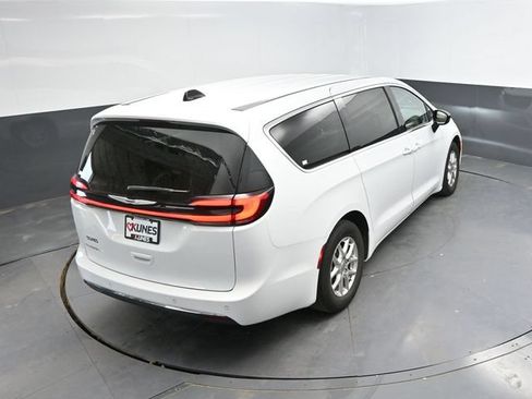 Used 2024 Chrysler Pacifica Touring-L FWD image 34