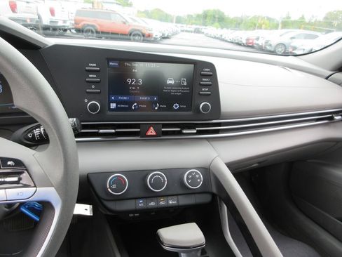 Used 2025 Hyundai Elantra SE FWD image 23