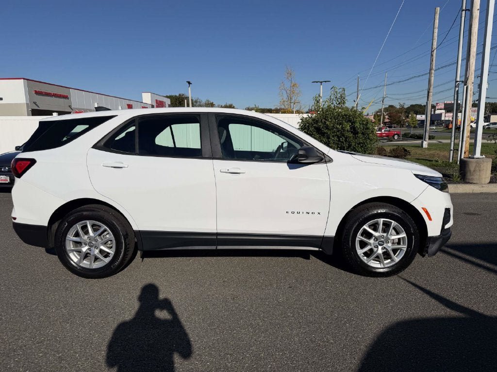 Used 2023 Chevrolet Equinox LS FWD image 4
