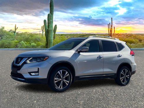 Used 2017 Nissan Rogue SL w/ SL Premium Package image 2