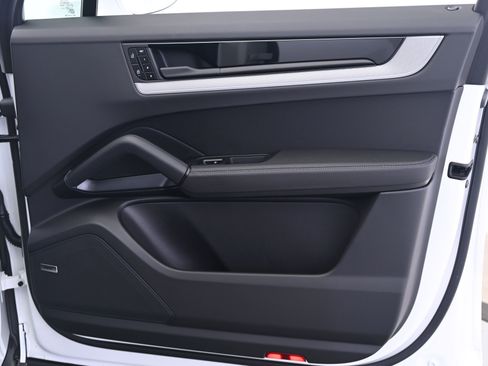 Used 2025 Porsche Cayenne image 25