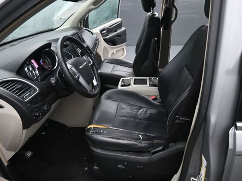 Used 2013 Chrysler Town & Country Touring image 10