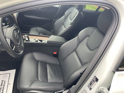 Used 2025 Volvo V60 B5 Cross Country Plus image 17