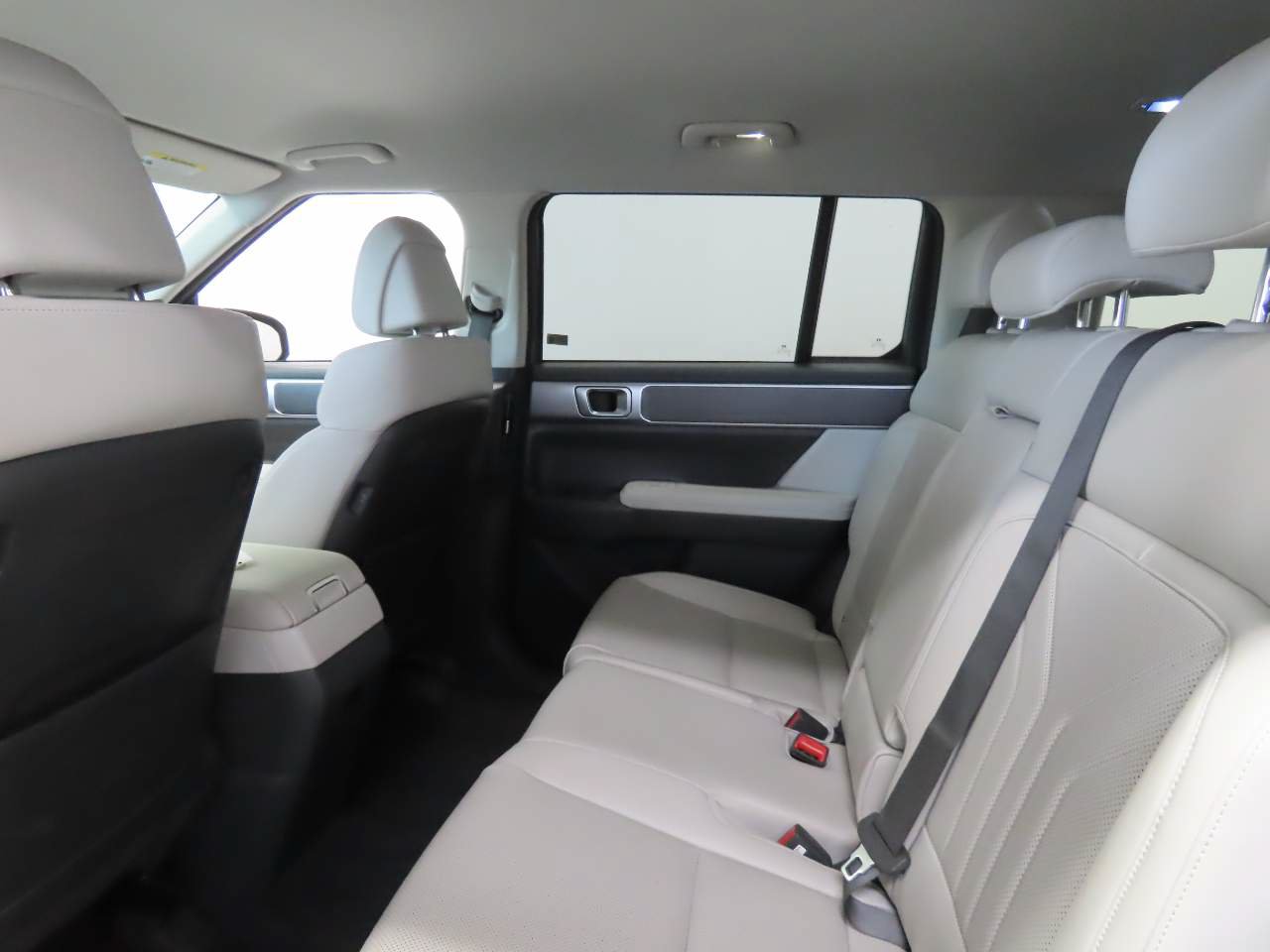 Used 2025 Hyundai Santa Fe SEL AWD/4WD image 17