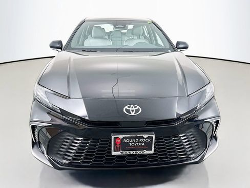 Used 2025 Toyota Camry SE image 2
