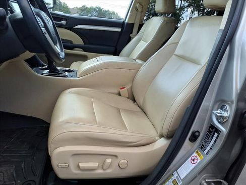 Used 2014 Toyota Highlander XLE FWD image 16