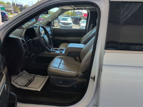 Used 2019 Ford Expedition XLT w/ Equipment Group 202A AWD/4WD image 12