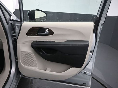 Used 2023 Chrysler Pacifica Limited FWD image 20