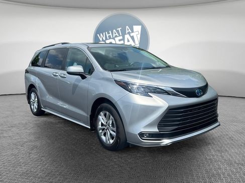 Used 2025 Toyota Sienna XLE AWD/4WD image 1