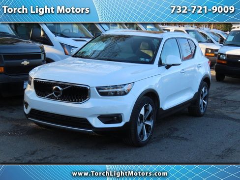 Used 2021 Volvo XC40 T5 Momentum w/ Premium Package image 1