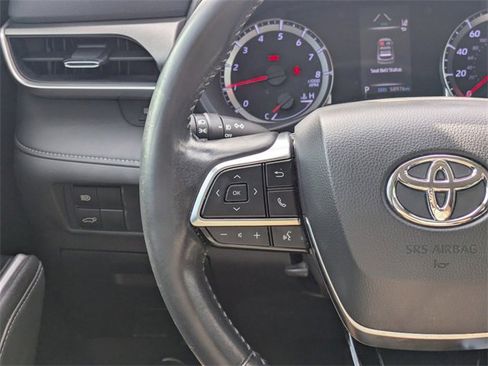 Used 2021 Toyota Highlander LE image 18