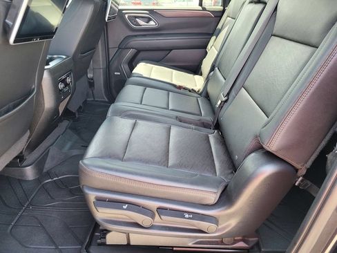 Used 2022 Chevrolet Suburban High Country w/ Premium Package 2 AWD/4WD image 11