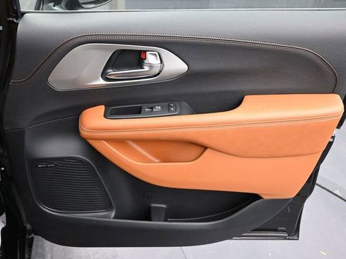 New 2026 Chrysler Pacifica Pinnacle image 25
