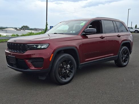 Certified 2025 Jeep Grand Cherokee Altitude AWD/4WD image 3