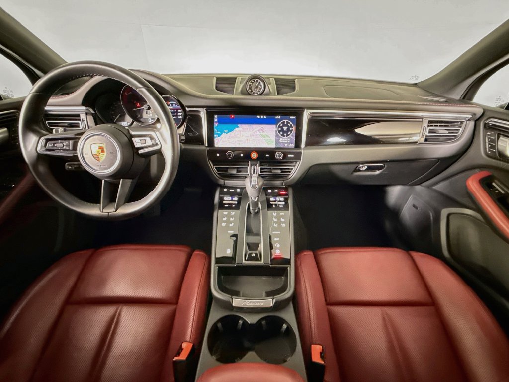 Certified 2025 Porsche Macan AWD/4WD image 11