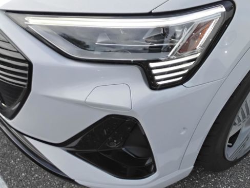 Used 2023 Audi e-tron Prestige w/ Prestige Package image 7