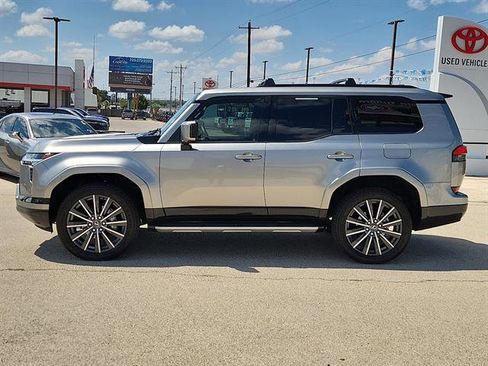 Used 2024 Lexus GX 550 Luxury image 2