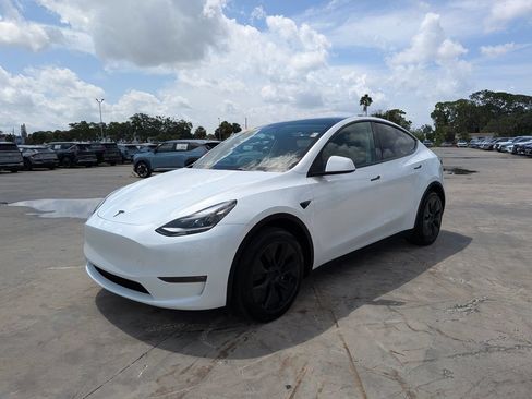 Used 2024 Tesla Model Y Long Range AWD/4WD image 4