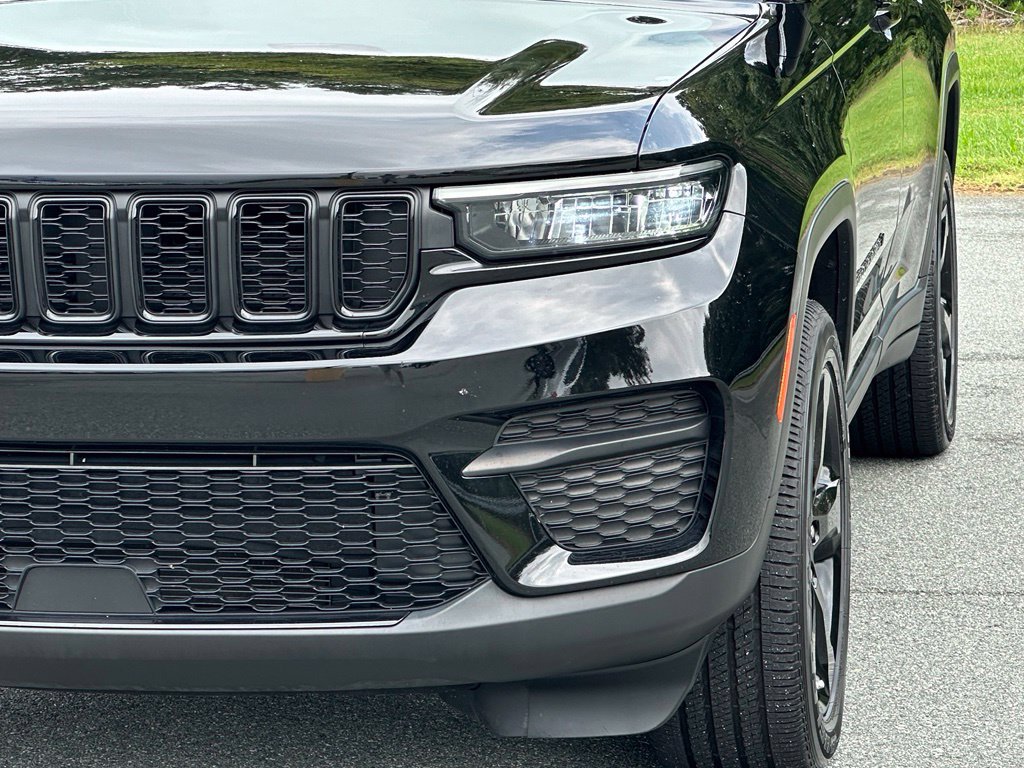 Used 2023 Jeep Grand Cherokee Altitude AWD/4WD image 45