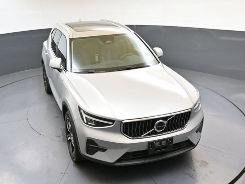 Certified 2025 Volvo XC40 B5 Core image 43