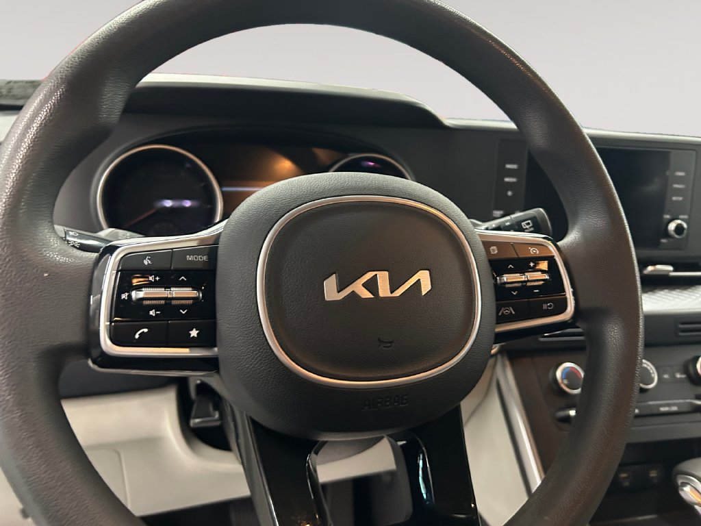 Used 2022 Kia Carnival LX FWD image 12