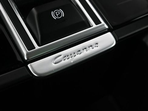 Certified 2022 Porsche Cayenne Turbo AWD/4WD image 19