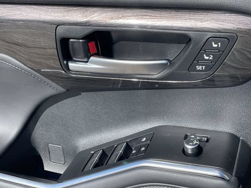 New 2026 Toyota Highlander Platinum AWD/4WD image 16
