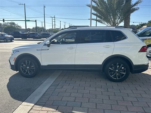 Certified 2022 Volkswagen Tiguan SE w/ Panoramic Sunroof Package image 9