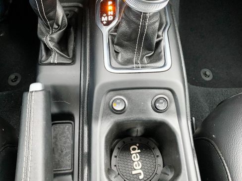 Used 2021 Jeep Wrangler Unlimited Sahara w/ Uconnect 4C Nav & Sound Group AWD/4WD image 3
