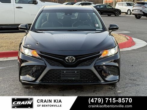Used 2019 Toyota Camry SE image 2