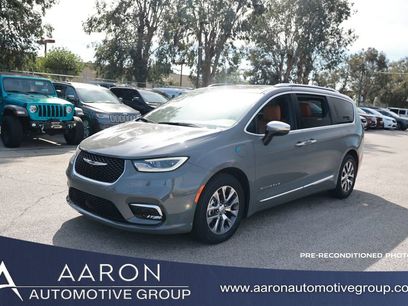 Used 2023 Chrysler Pacifica Pinnacle