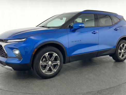 Used 2025 Chevrolet Blazer LT FWD image 3