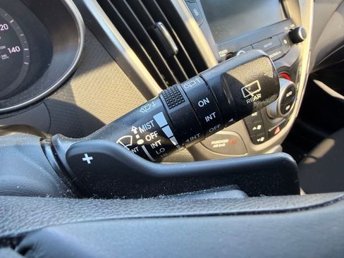 Used 2017 Hyundai Veloster Value Edition image 17