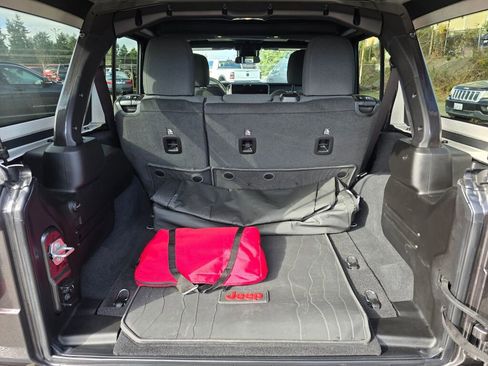 Used 2024 Jeep Wrangler Unlimited Rubicon w/ Convenience Group image 15
