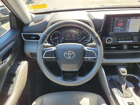 Used 2020 Toyota Highlander XLE AWD/4WD image 13