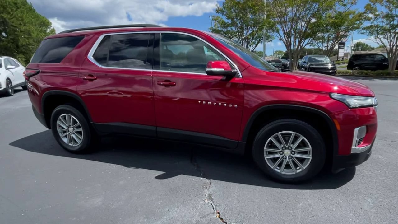 Used 2023 Chevrolet Traverse LT FWD image 2
