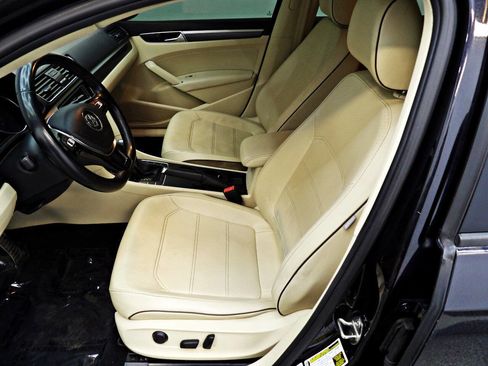 Used 2018 Volkswagen Passat 2.0T R-Line w/ R-Line Lighting Package image 8