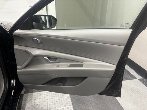 Used 2023 Hyundai Elantra SE FWD image 25