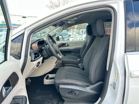 Used 2018 Chrysler Pacifica LX image 21