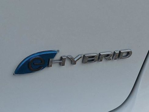 Used 2024 Chrysler Pacifica Limited FWD image 28