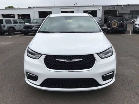 Used 2024 Chrysler Pacifica Touring-L FWD image 8